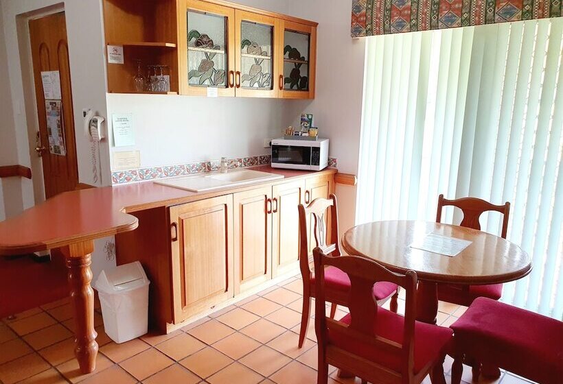 家庭套房, Mcnevins Warwick Motel