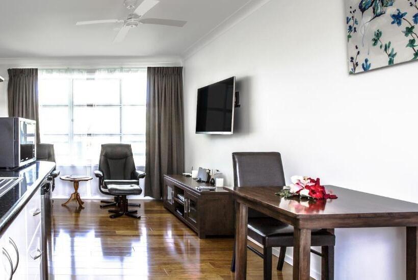 سوییت اجرایی, Paradise Hotel & Resort