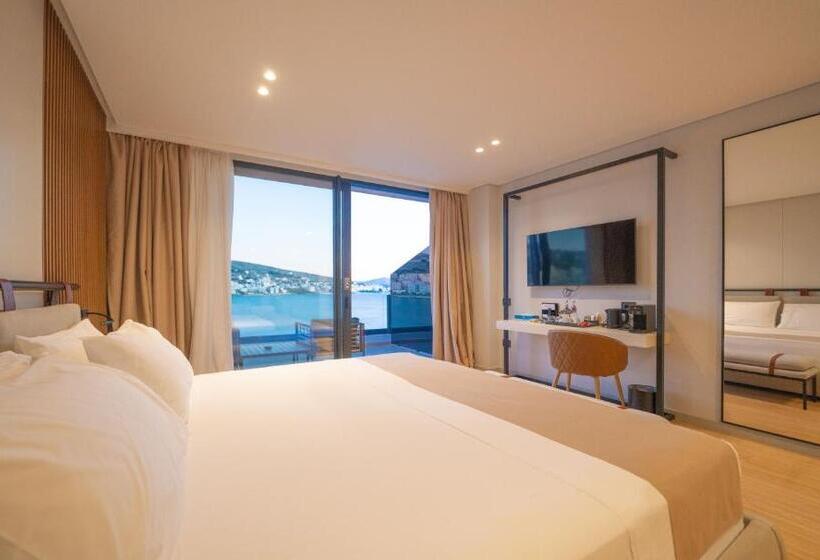 جناح جونيور مطلّ علي البحر, Yacht Premium