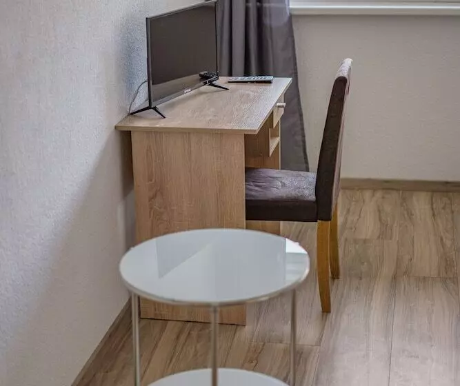 Standard-huone, Constantin