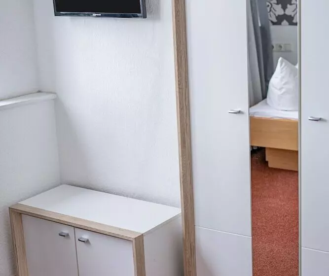 Standard Yhden Hengen Huone, Constantin