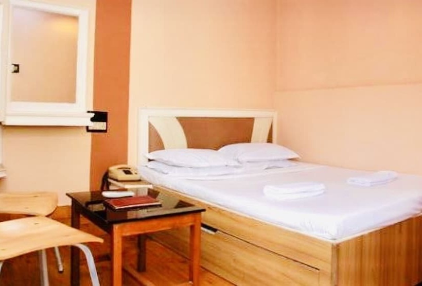 Quarto Estandar, Maneck