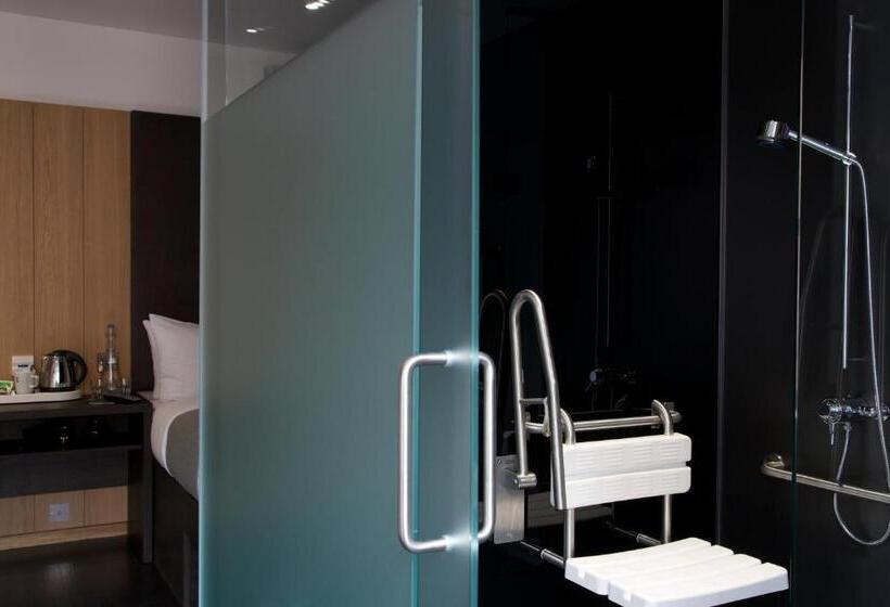 חדר סטנדרט מותאם לאדם עם מוגבלויות, The Z Hotel Victoria