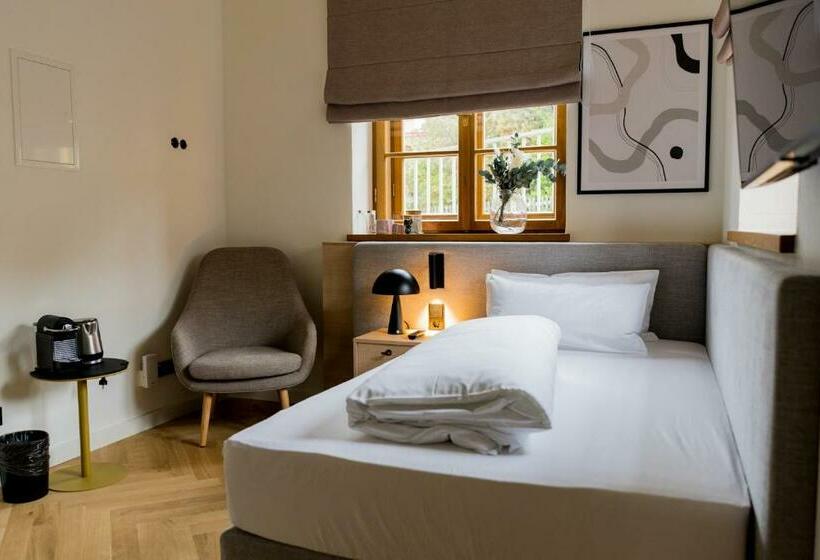 标准单人间, Bob W Peterhof