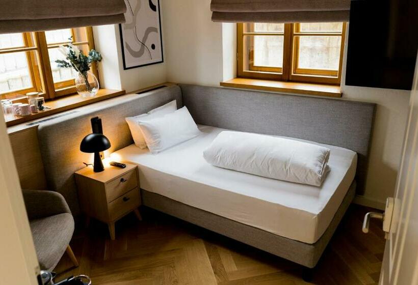 标准单人间, Bob W Peterhof