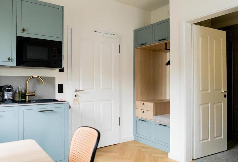 豪华工作室, Bob W Peterhof