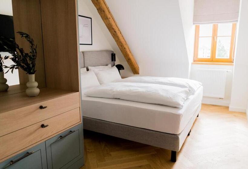 豪华工作室, Bob W Peterhof