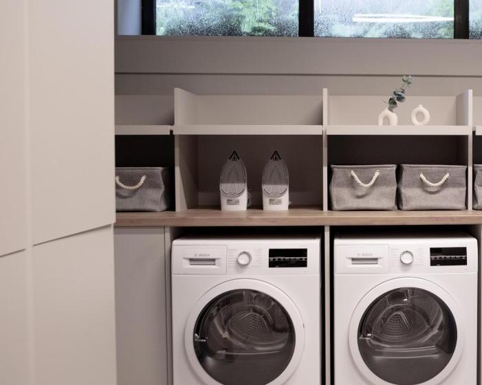 豪华工作室, Bob W Peterhof