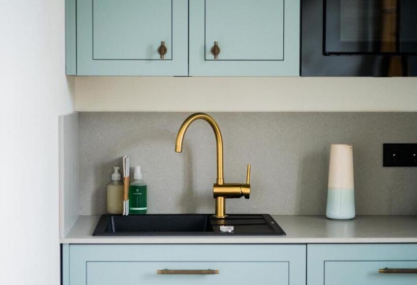 豪华工作室, Bob W Peterhof