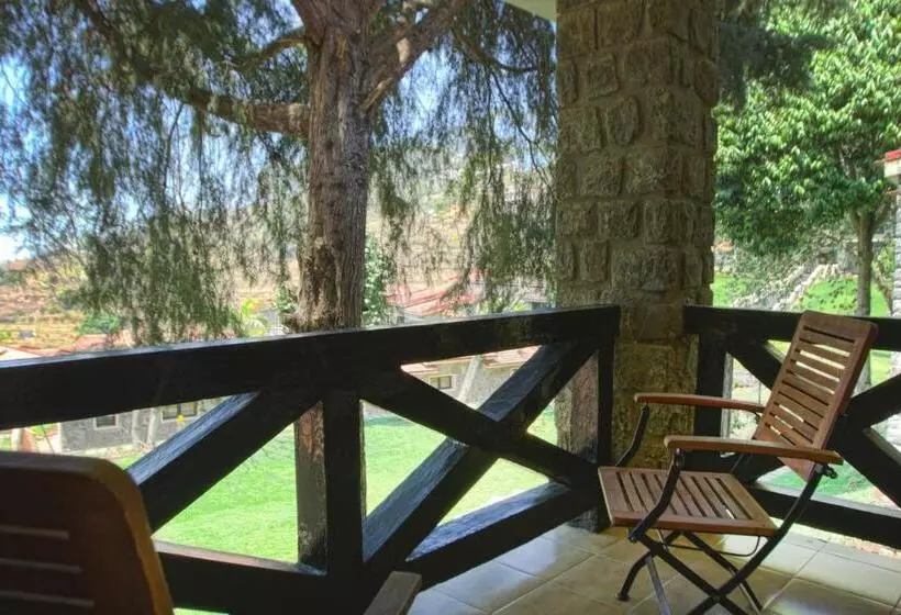 プレミアムスイート, Green Pastures   A Hill Country Resort
