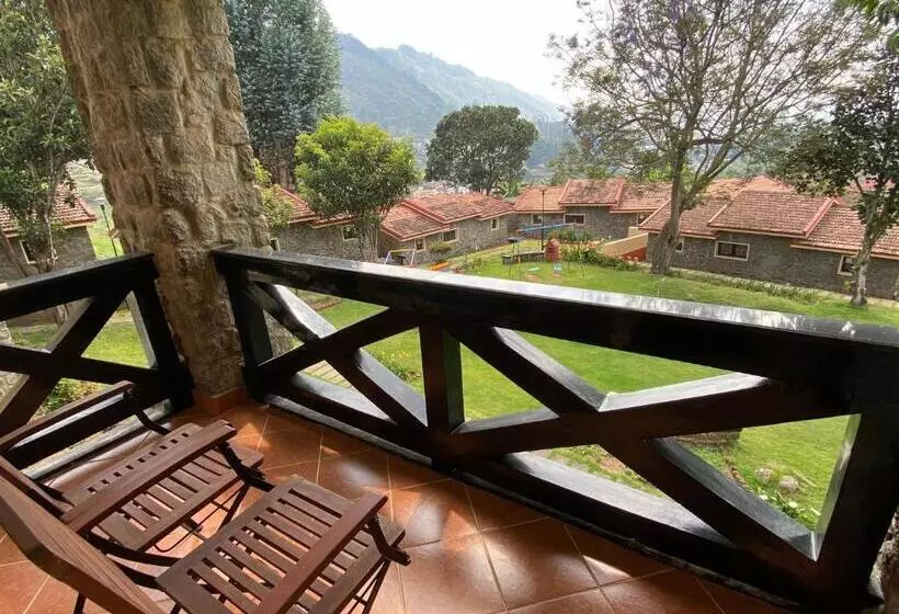 デラックススイート, Green Pastures   A Hill Country Resort