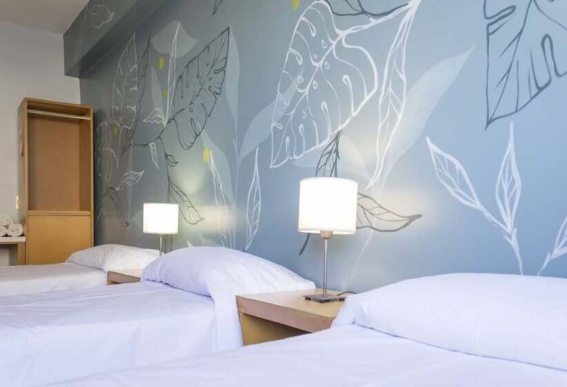 اتاق استاندارد سه نفره, Circus Hostel