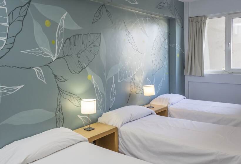 اتاق استاندارد سه نفره, Circus Hostel