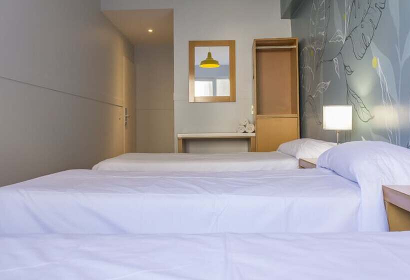 اتاق استاندارد سه نفره, Circus Hostel