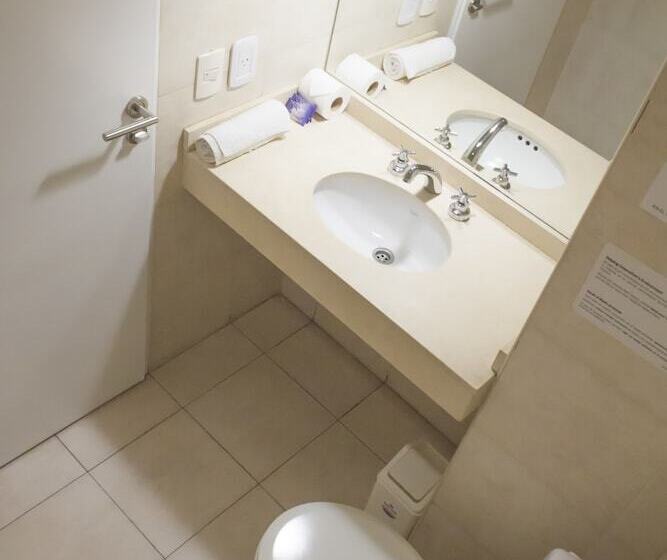 اتاق استاندارد سه نفره, Circus Hostel