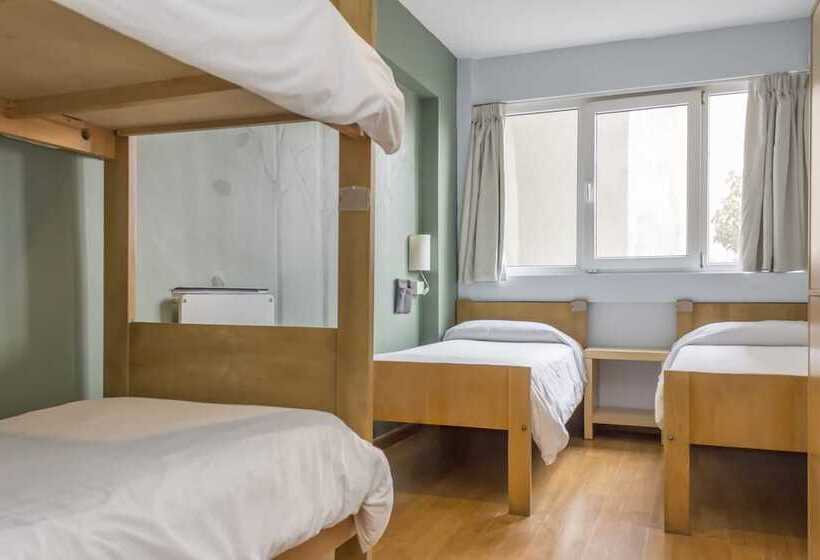 تختخواب در اتاق مشترک, Circus Hostel