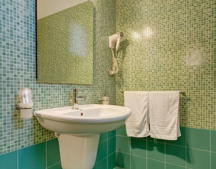 חדר סטנדרט לארבעה, Ghalà