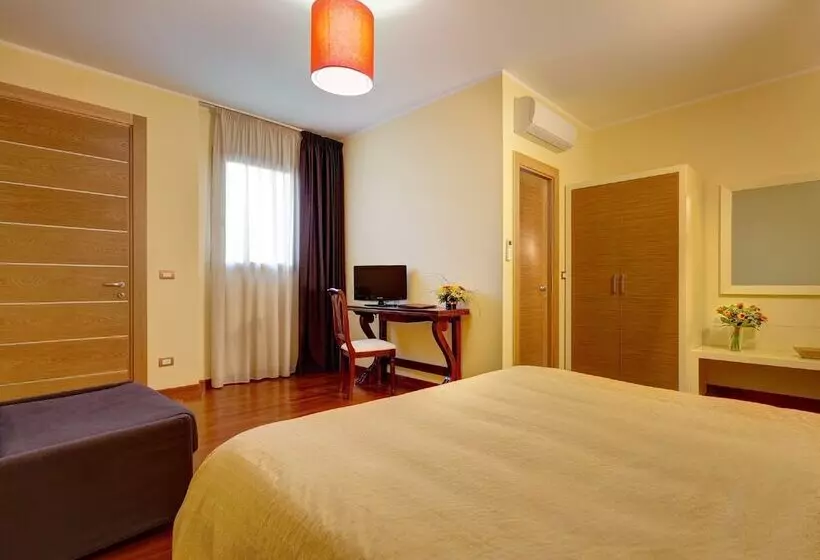Habitació Triple Estàndard, Ghalà