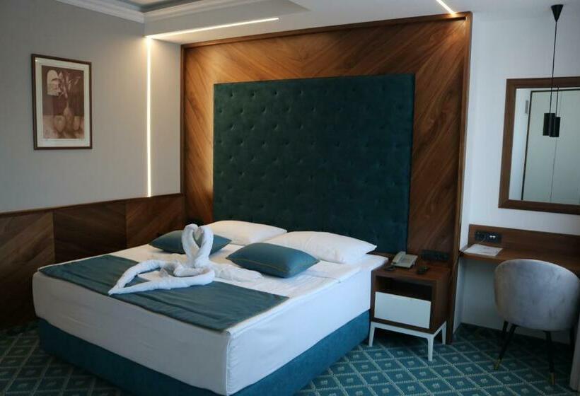 سوییت سوپریور, Jelena Brčko