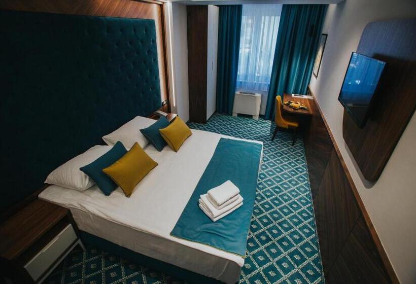 اتاق لوکس, Jelena Brčko