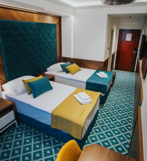 اتاق لوکس, Jelena Brčko