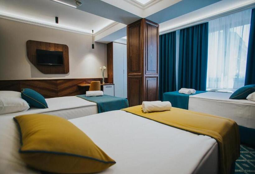 اتاق لوکس سه تخته, Jelena Brčko