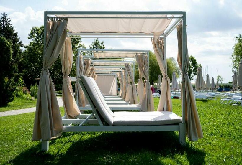 غرفة قياسية, Marina Port