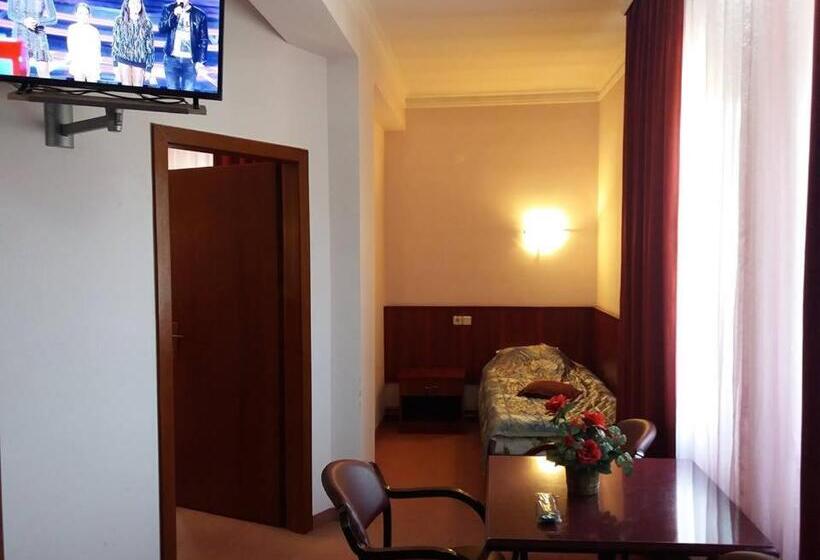 Standard Triple Room, Oxa Doo