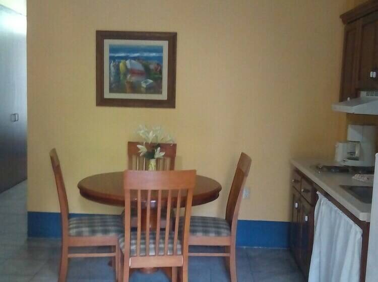 استودیوی لوکس, The Melville Boutique