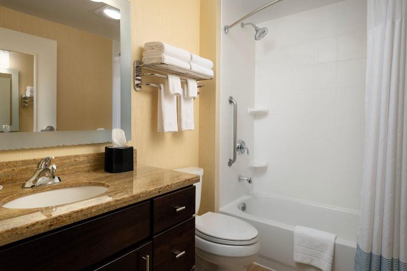 带大床的标准工作室, Towneplace Suites Ann Arbor