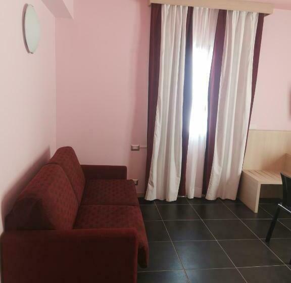 اتاق اکونومی, Tus