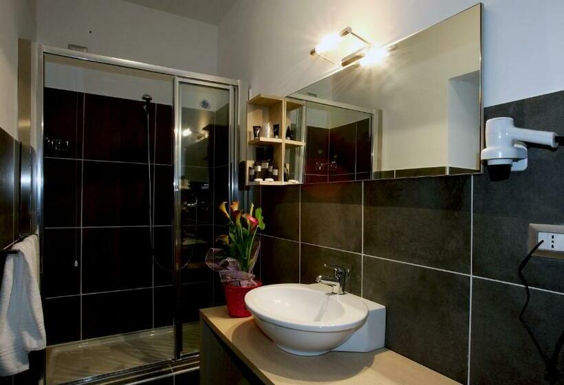 اتاق اکونومی, Tus