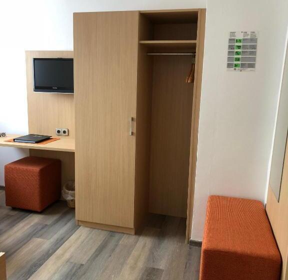 标准单人间, Zur Linde