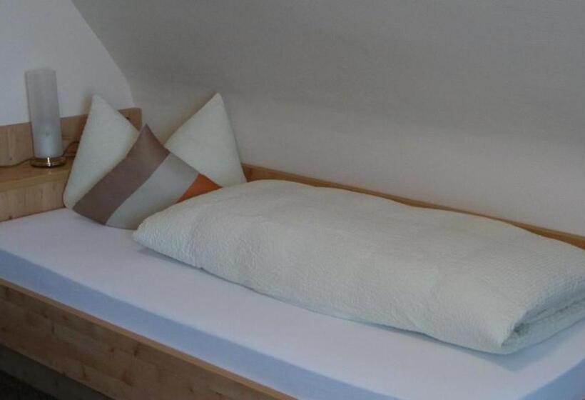 标准单人间, Zur Linde