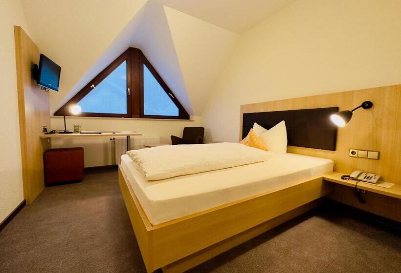 标准单人间, Zur Linde