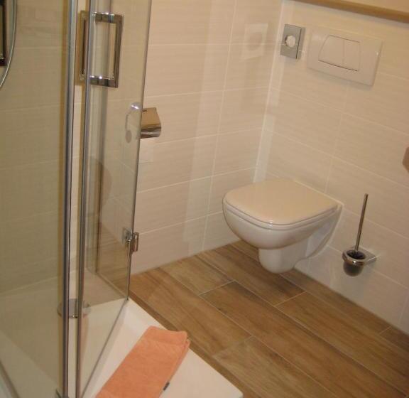 标准单人间, Zur Linde