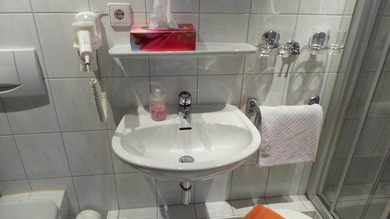 家庭间, Zur Linde