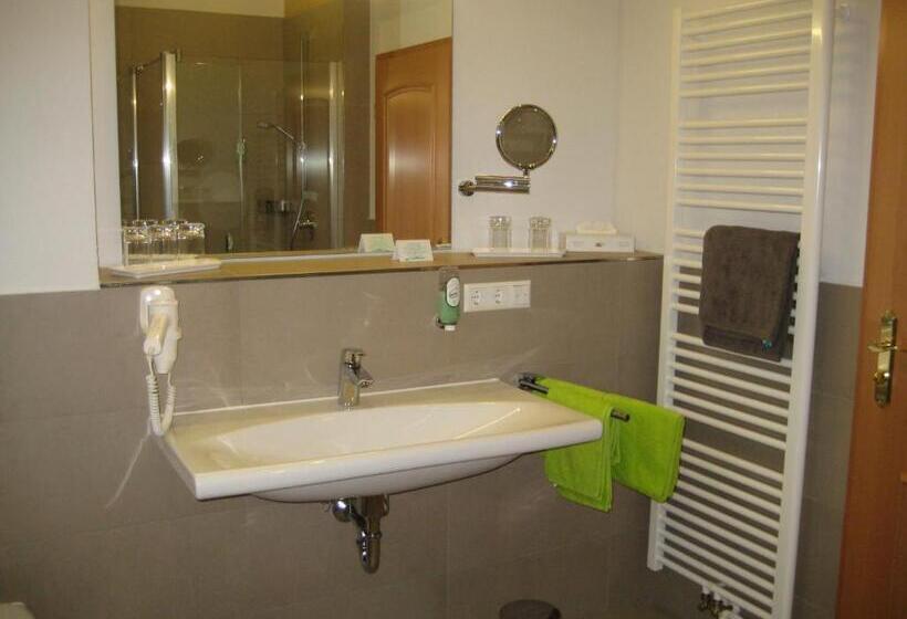 家庭间, Zur Linde