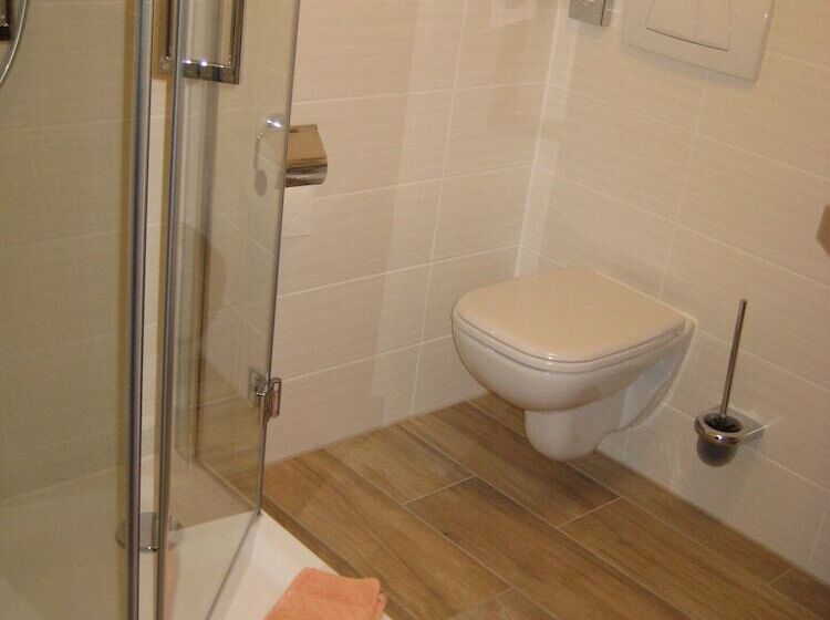 标准单人间, Zur Linde