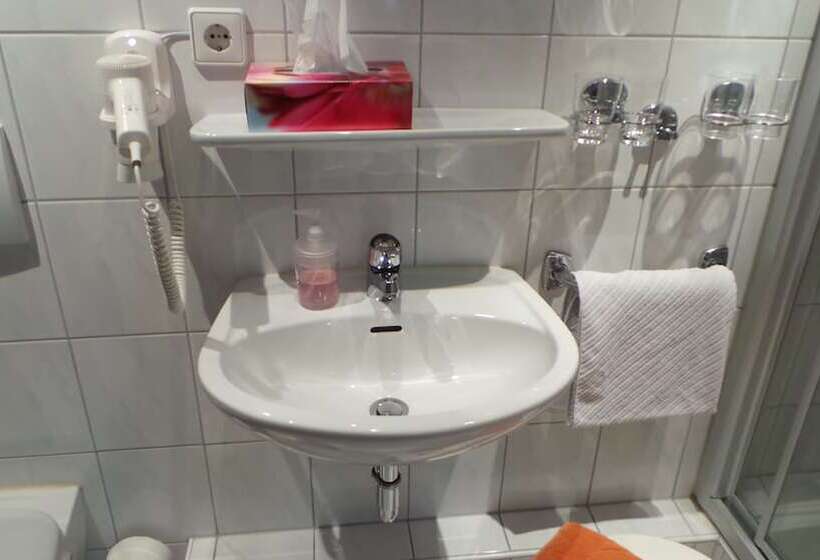 标准单人间, Zur Linde