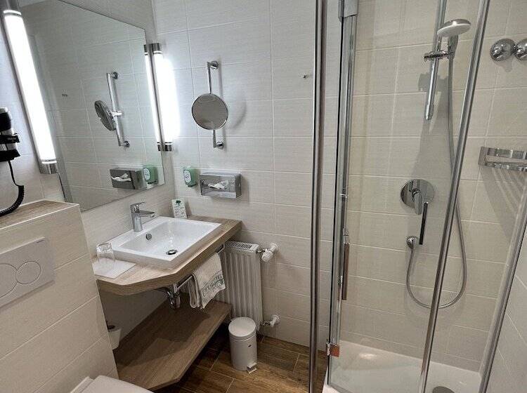 标准单人间, Zur Linde