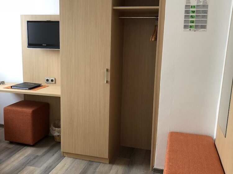 标准单人间, Zur Linde