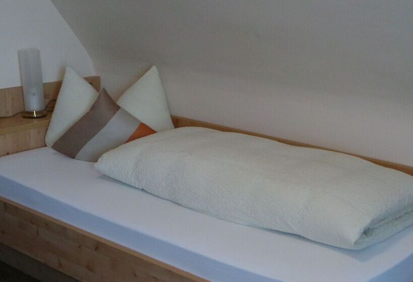 标准单人间, Zur Linde