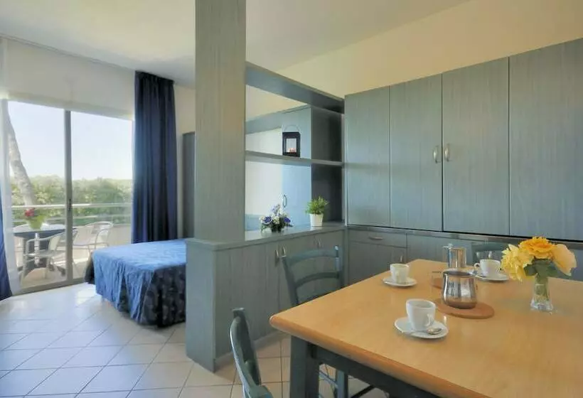 スタンダードスタジオ, La Cecinella Apartments