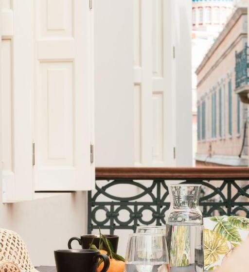 سوییت لوکس, Castro Hotel Syros