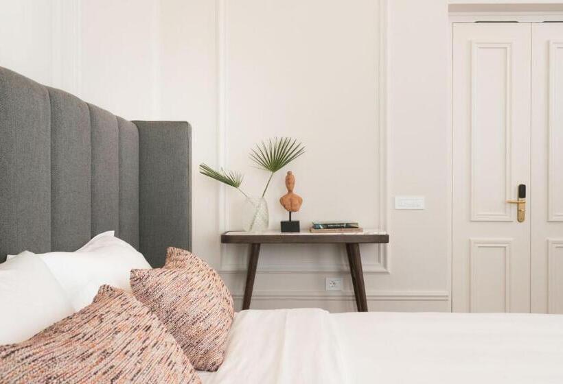 سوییت لوکس, Castro Hotel Syros