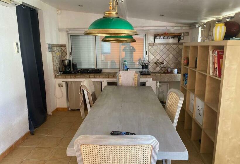 غرفة قياسية مزوَّدة بتراس, La Colline