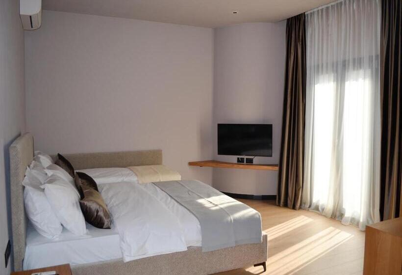 חדר דלוקס, N Peze