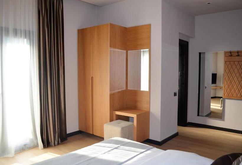 חדר קומפורט לשלושה, N Peze