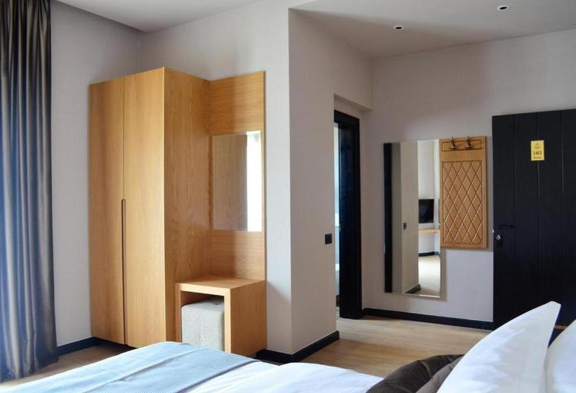 חדר קומפורט לשלושה, N Peze